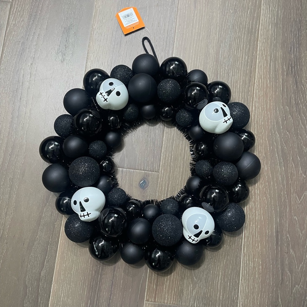 Hyde and Eek shatterproof bulb Skull wreath. NWT